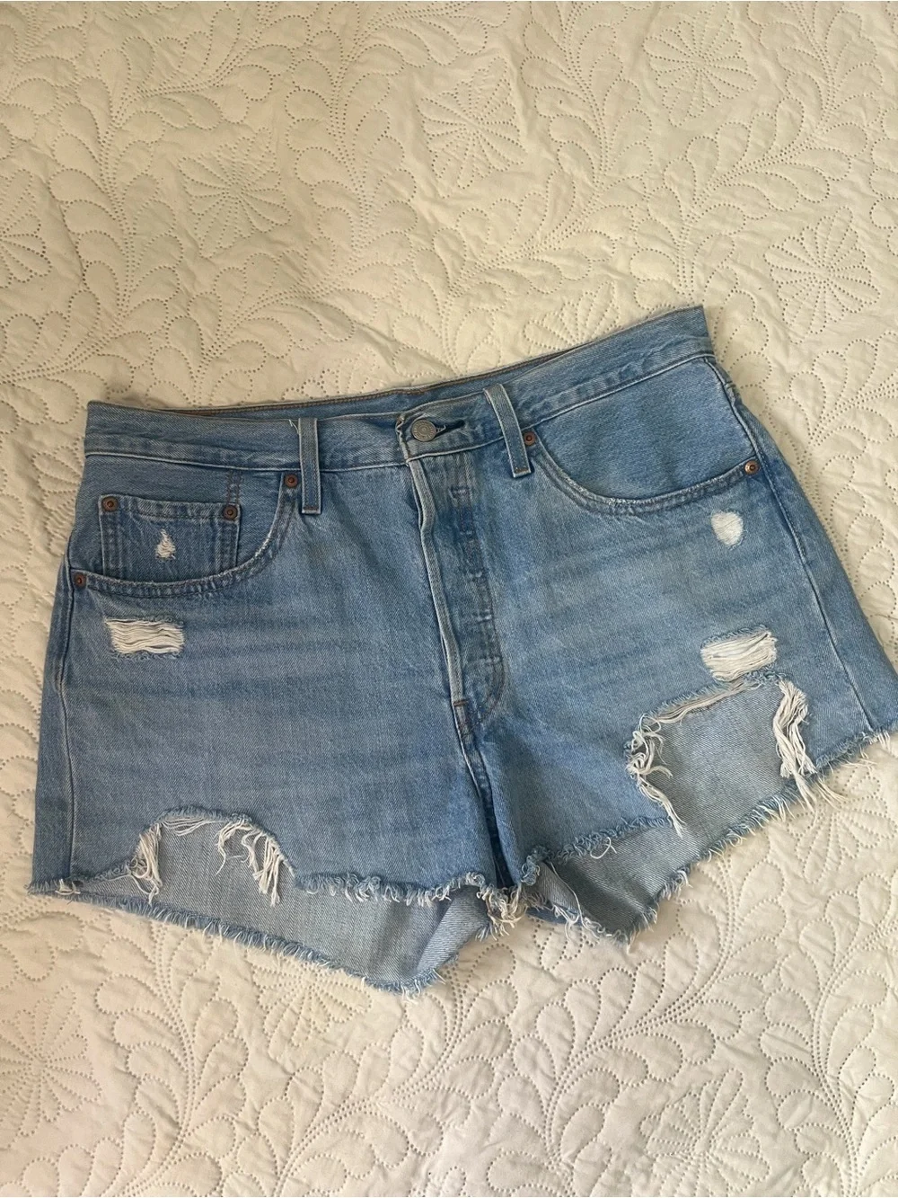Woman’s High waisted button up Levi’s 501 shorts. Medium wash denim. W32